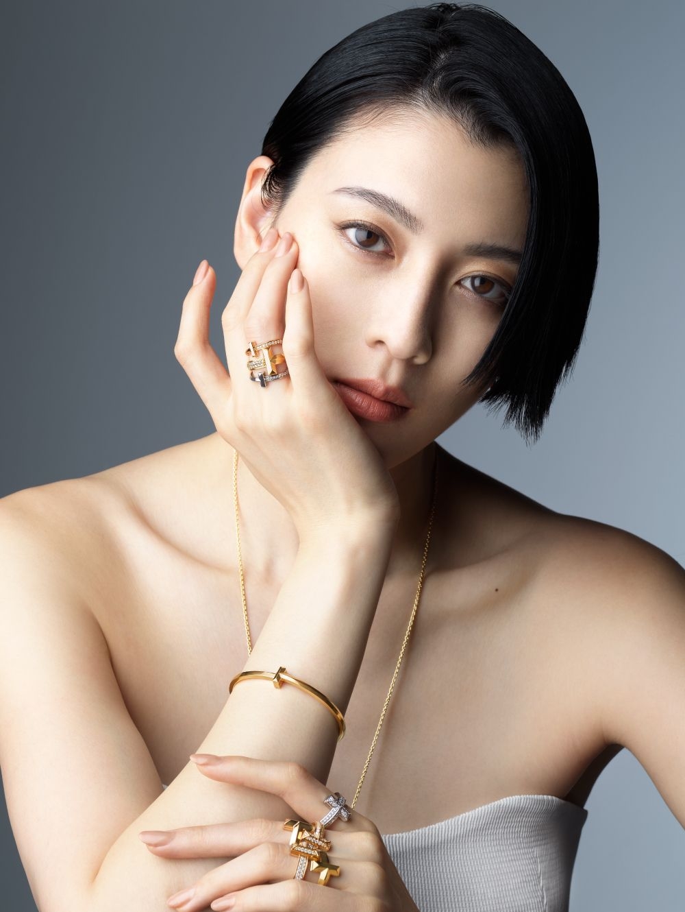 三吉彩花配戴標誌性「Tiffany T1」珠寶首飾