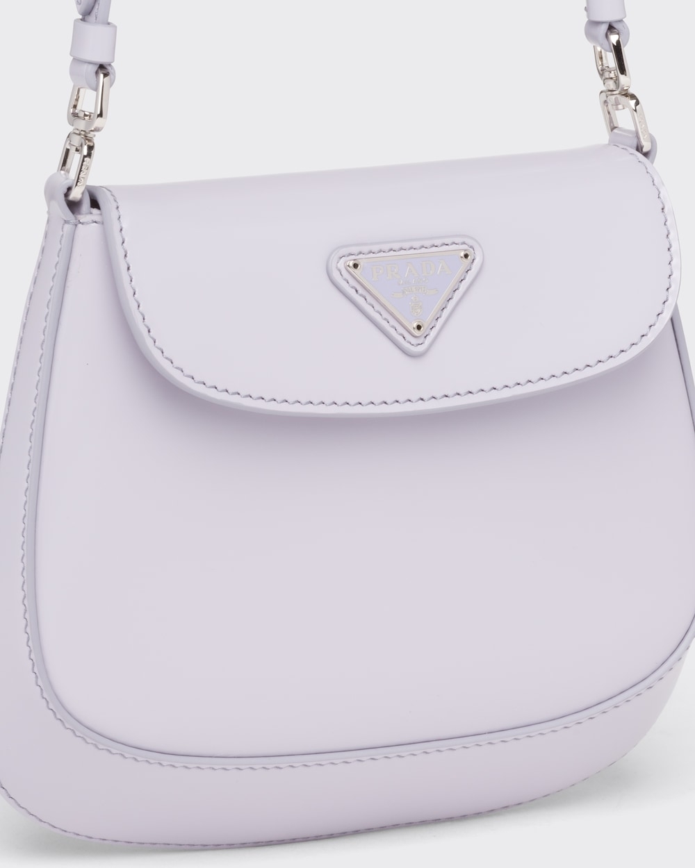 圓滑曲線賦予翻蓋包精緻魅力