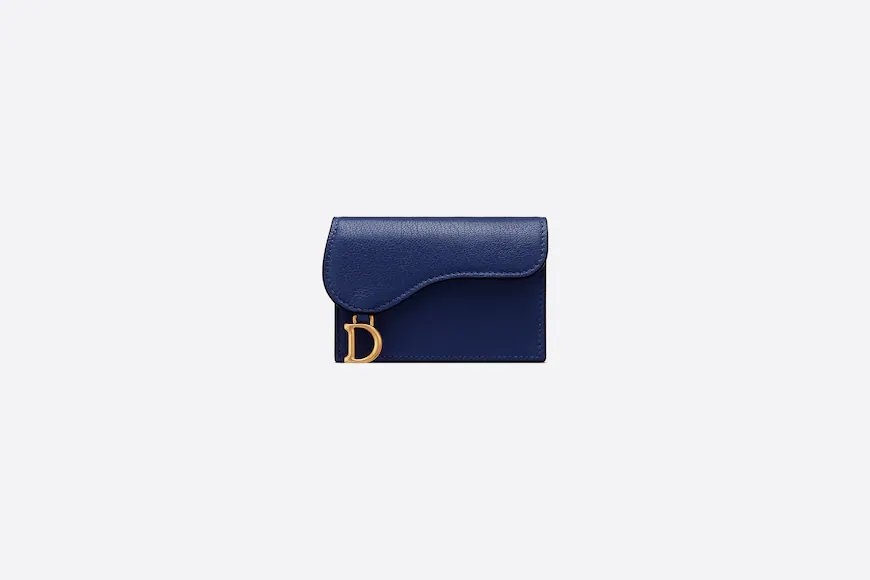 Dior則是帶來這款Dior Saddle Flap Card Holder。