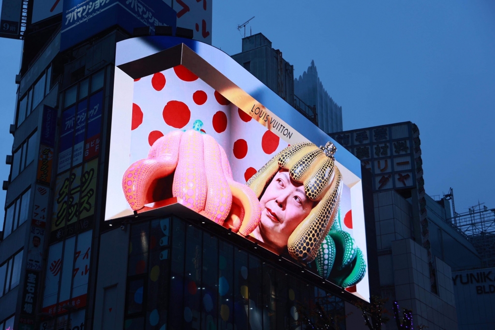 3D立體屏幕也換上草間彌生廣告