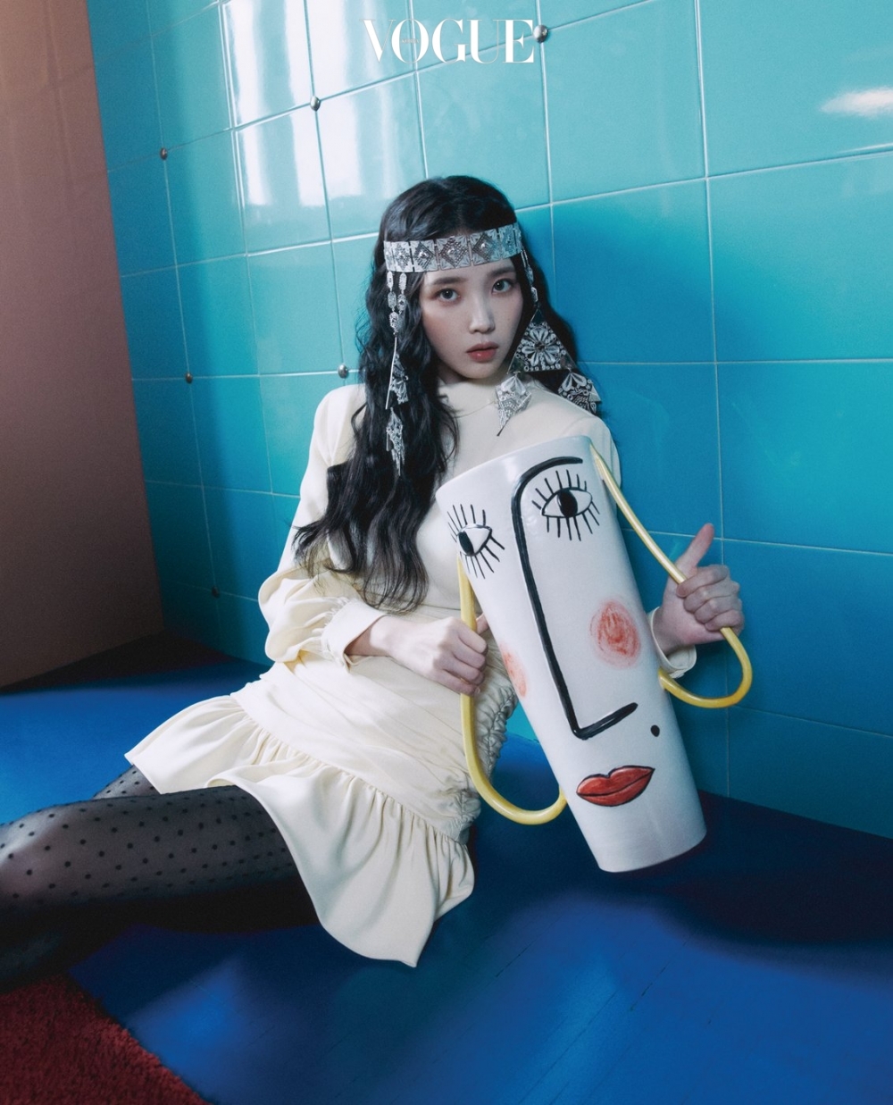 奶油色連衣裙搭配頭飾營造一股異國風情