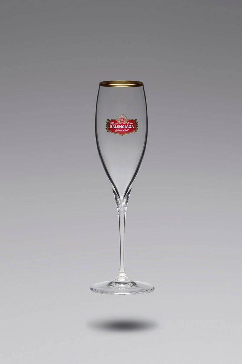 Balenciaga推出的復古餐具能襯托出餐點的特色