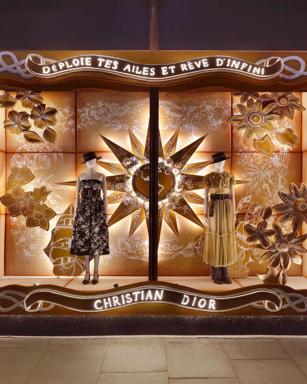 這櫥窗像施了魔法般華麗。