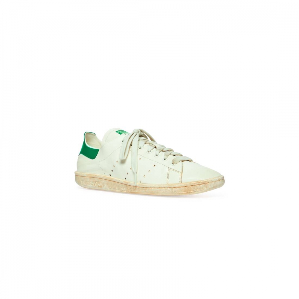 鞋跟背面印有adidas Trefoil 和Balenciaga 標誌