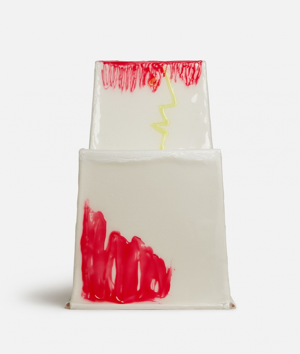 這張座椅上方有著像是閃電的圖案。