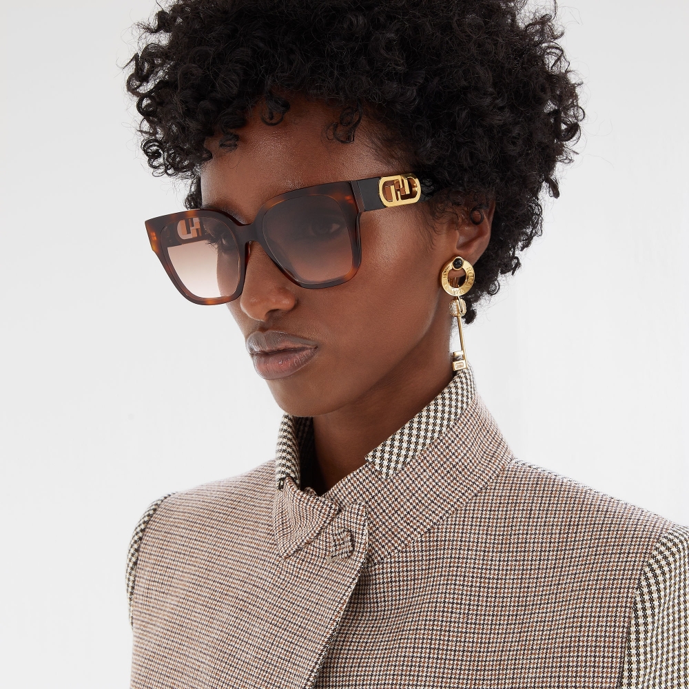 模特兒演繹FENDI Master Key Earrings。