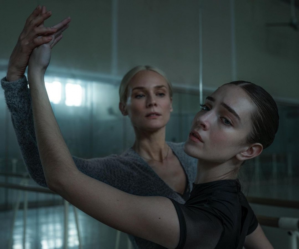 在傳記片《Joika》中飾演美國著名芭蕾舞演員Joy Womack