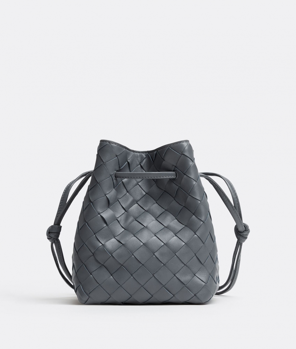 乘載著經典小編織的款式也十分別緻。