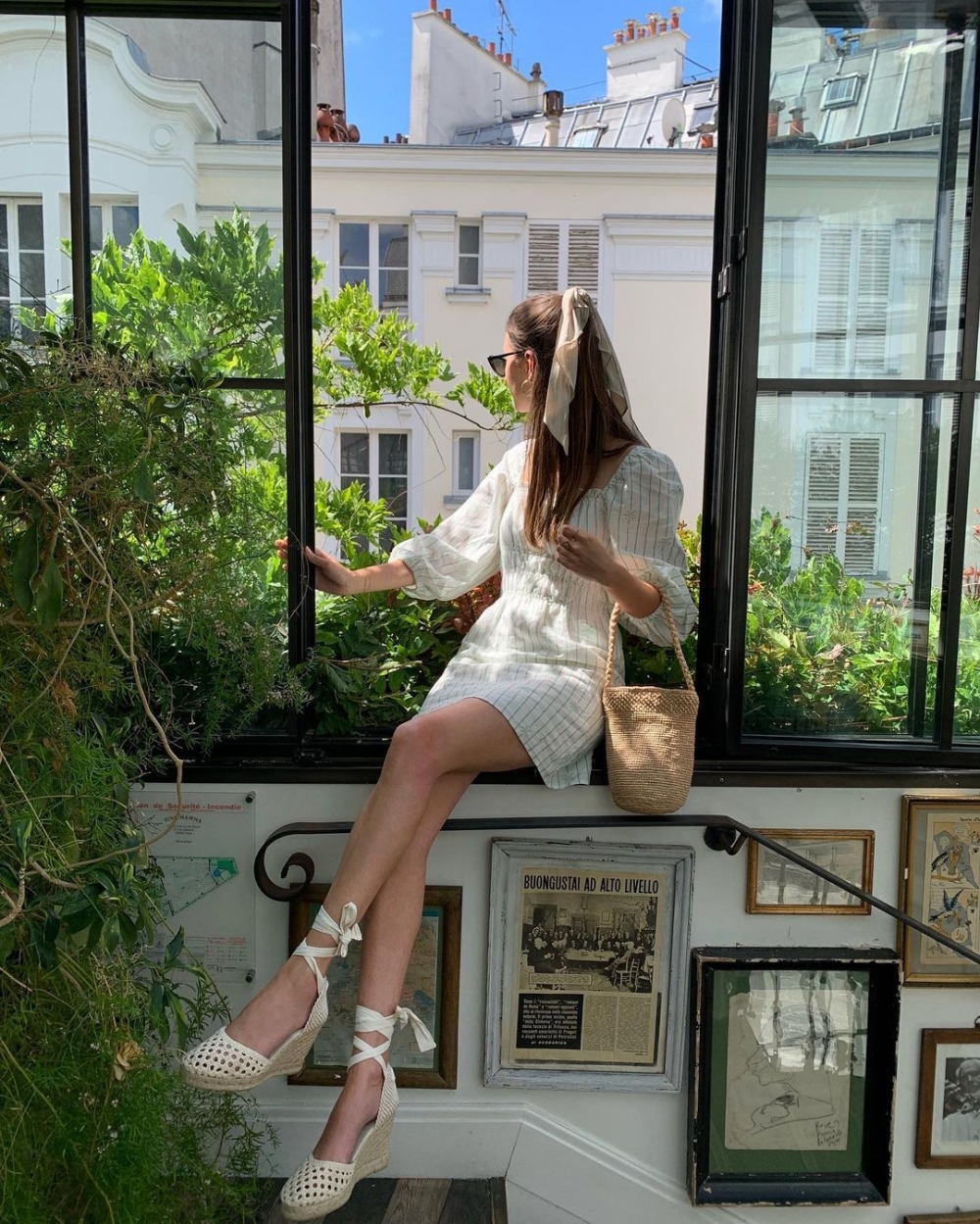 搭配純白洋裝既知性又清新