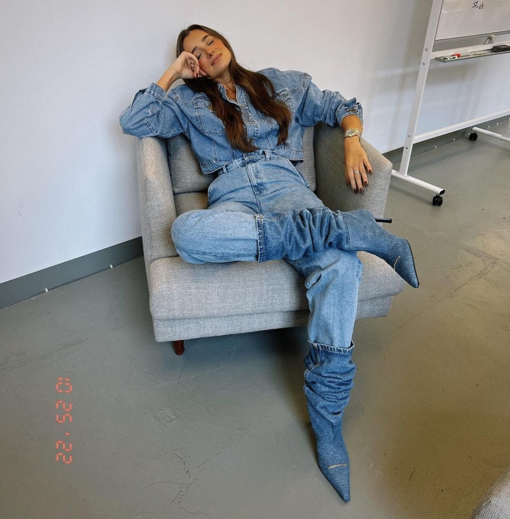 全身的丹寧很有個性。