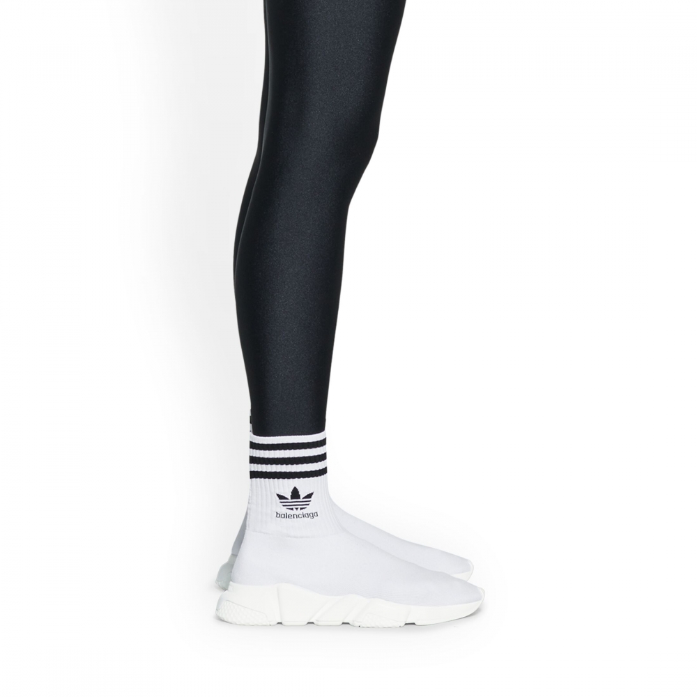 腳踝頂部飾有對比色3條紋標記