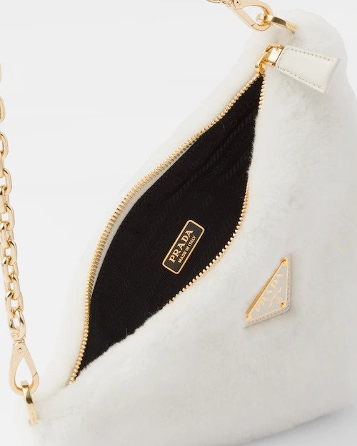 迷你手袋的精緻魅力。