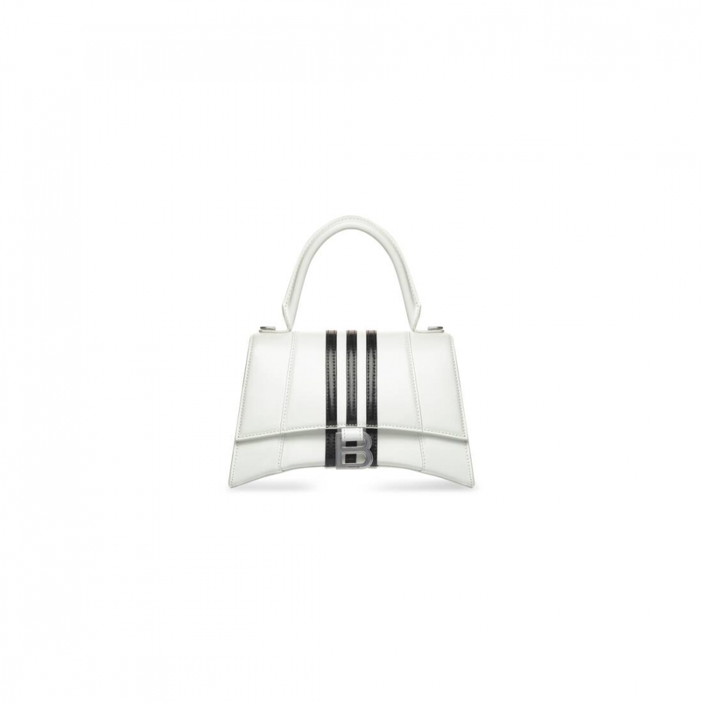 採用白色和黑色亮面小牛皮製成,搭配復古銀色五金配件