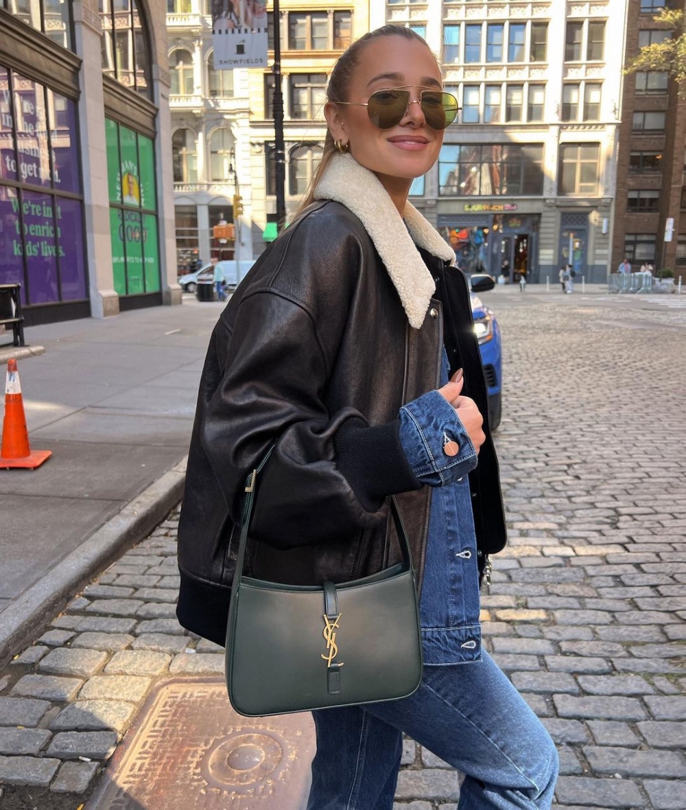 一件較厚的風衣外搭，有層次感又不會太繁複的感覺。