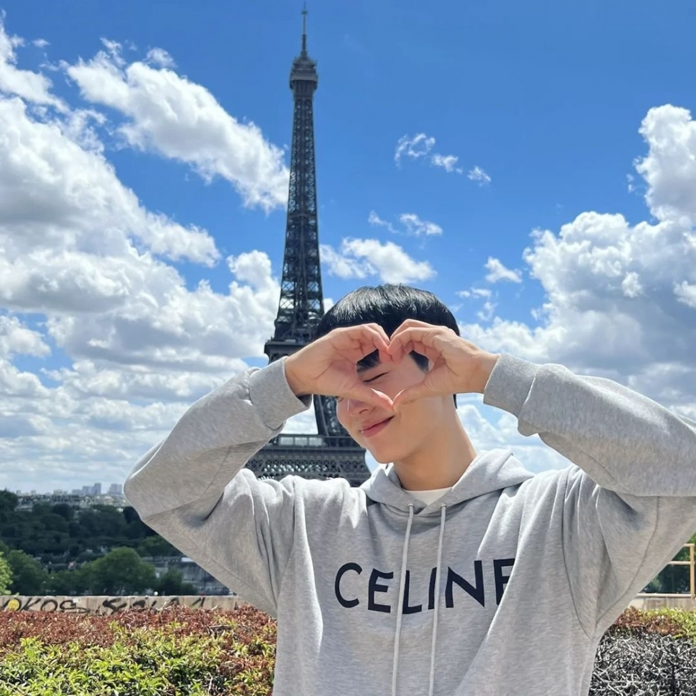 有與巴黎鐵塔留下合影。