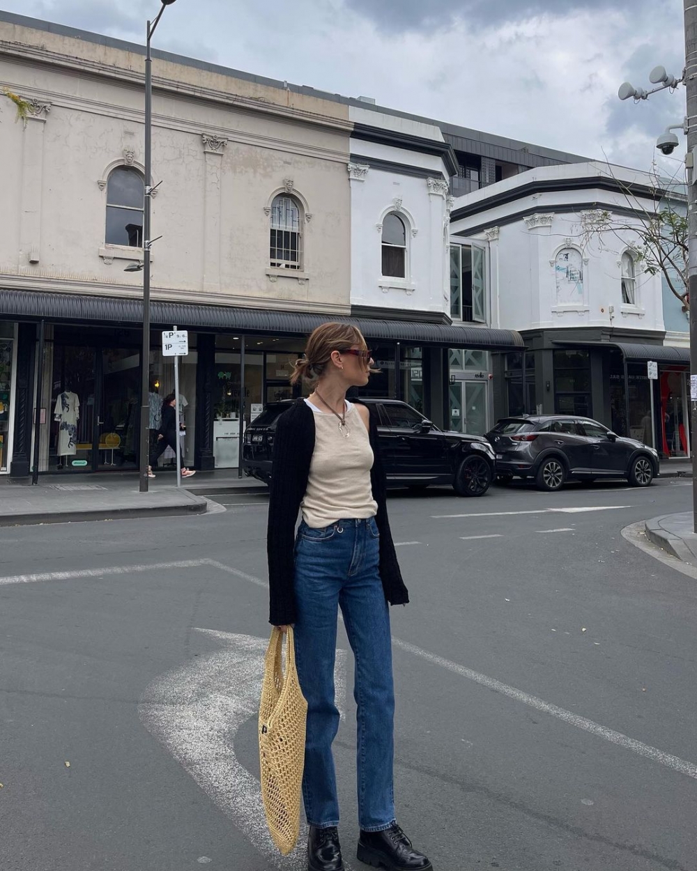 面對日夜溫差大的氣溫可以選擇極短長袖上衣。