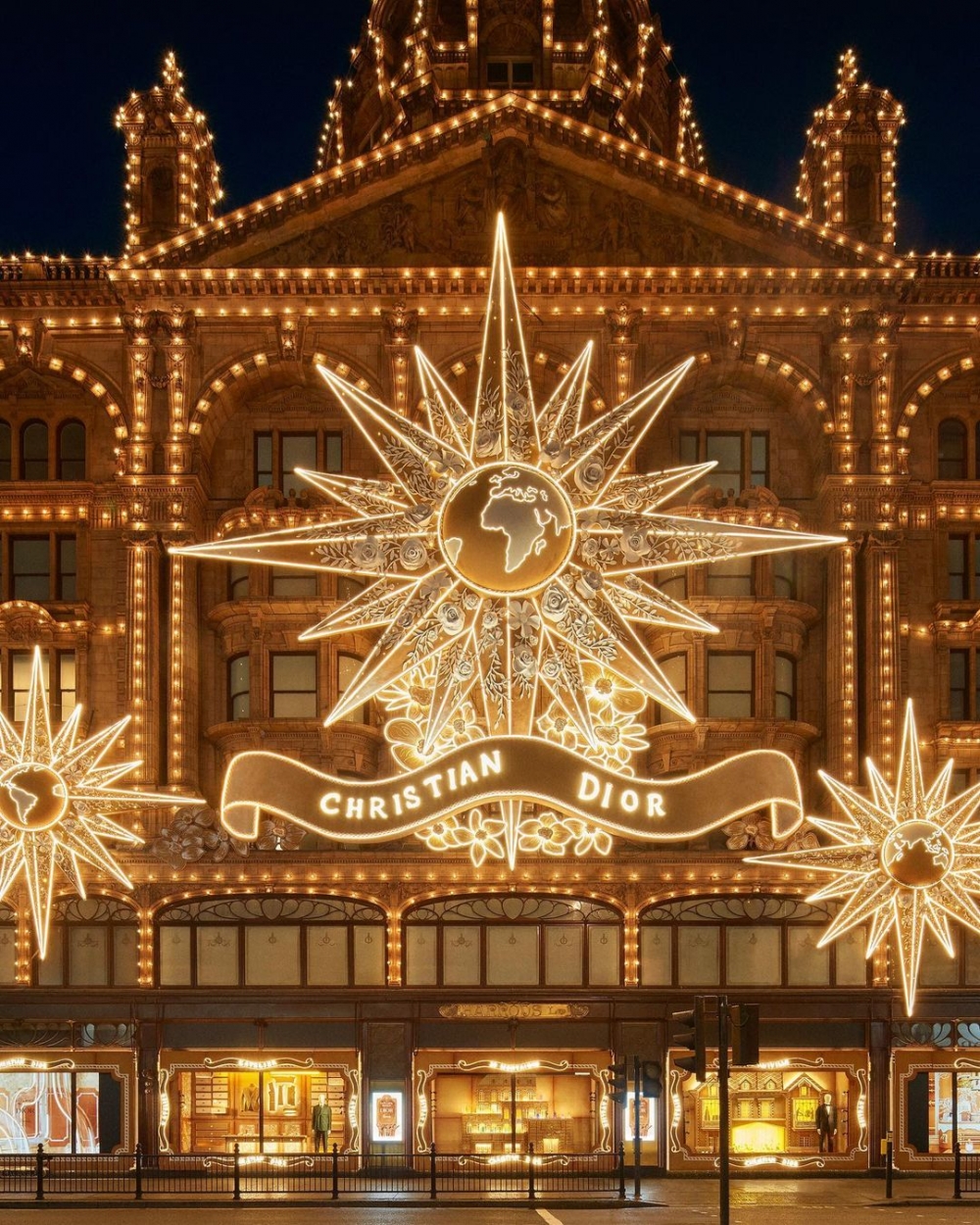 高高懸掛的羅盤很有震撼力。