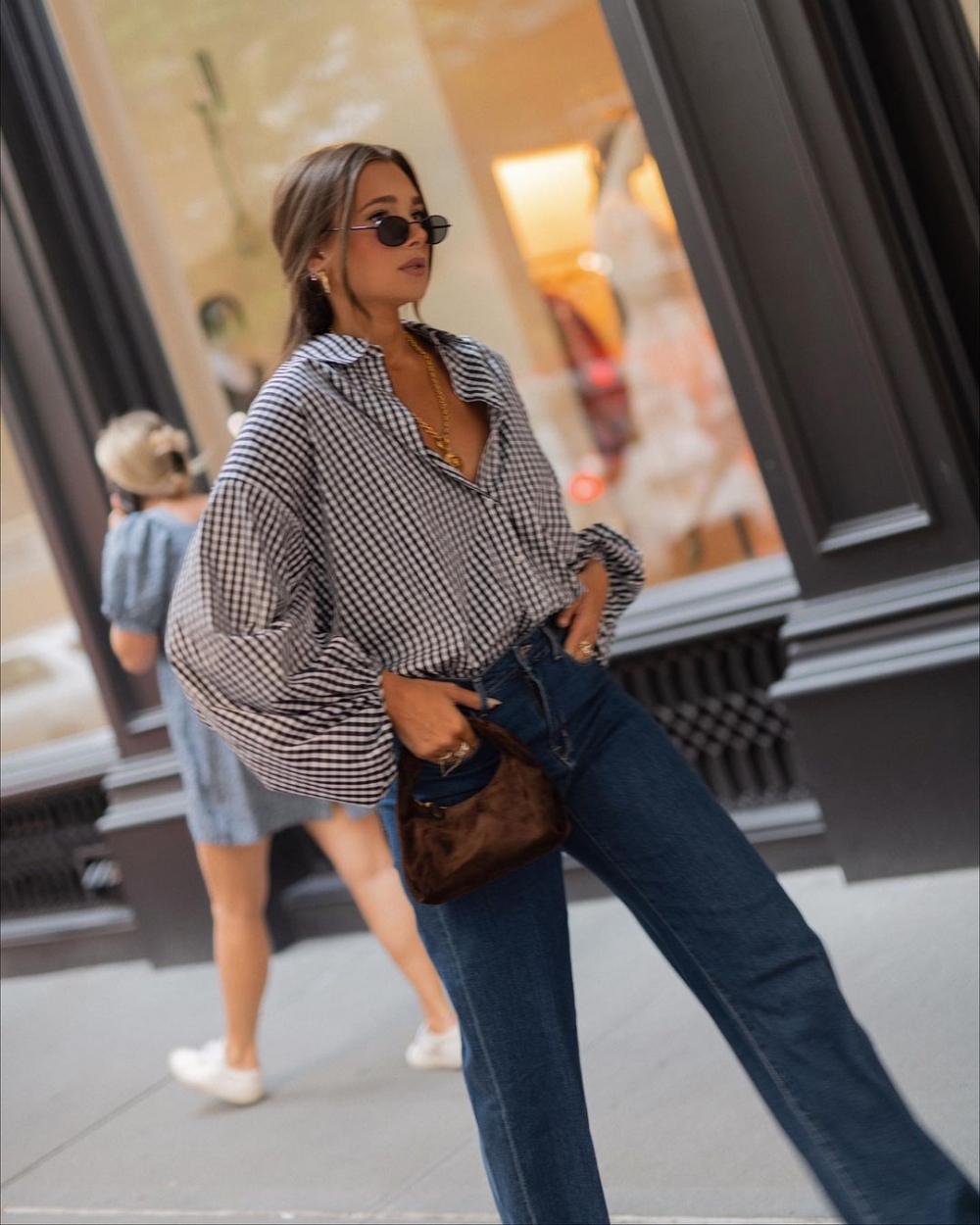 戴上墨鏡後，一種幹練感立刻呈現出來。