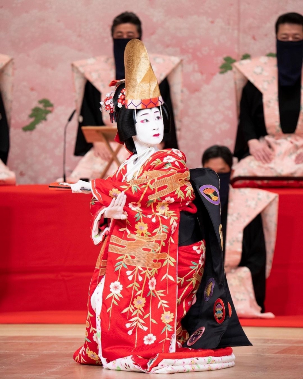 年僅26歲時就正式繼承這掌門人的位置，難以想像她承受多大壓力。