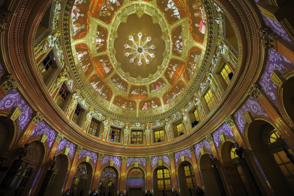 光影投射出作家昔日眼中的慶典場景。