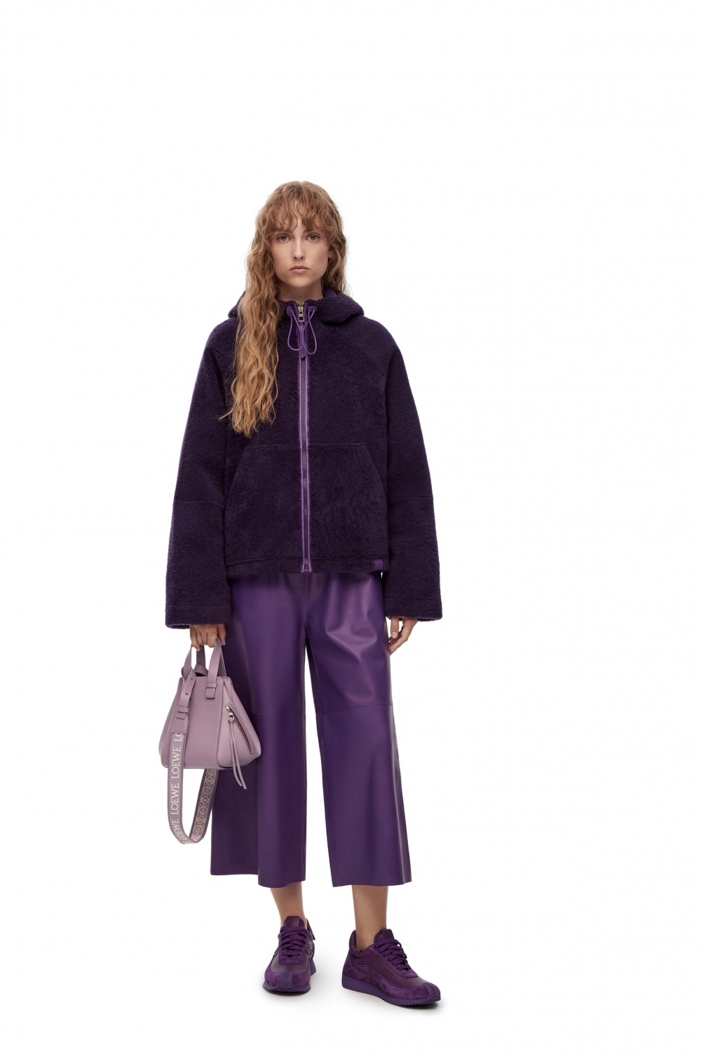 模特兒演繹LOEWE Compact Hammock-淡茄色釉。