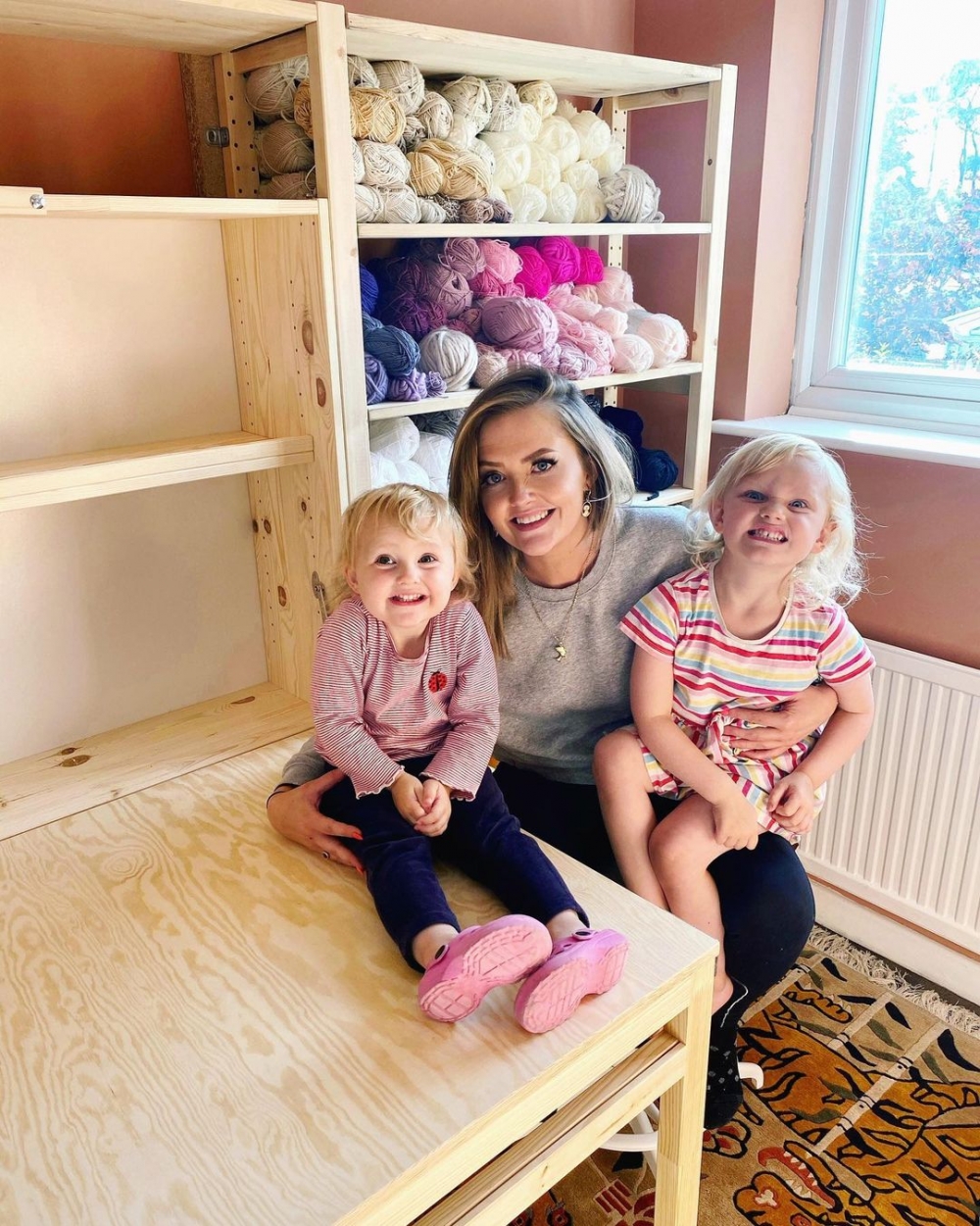 她現在是兩個孩子的媽媽。