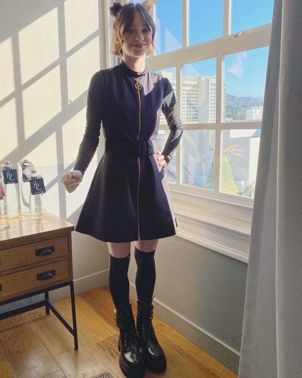 短裙的穿搭也相當適合她。