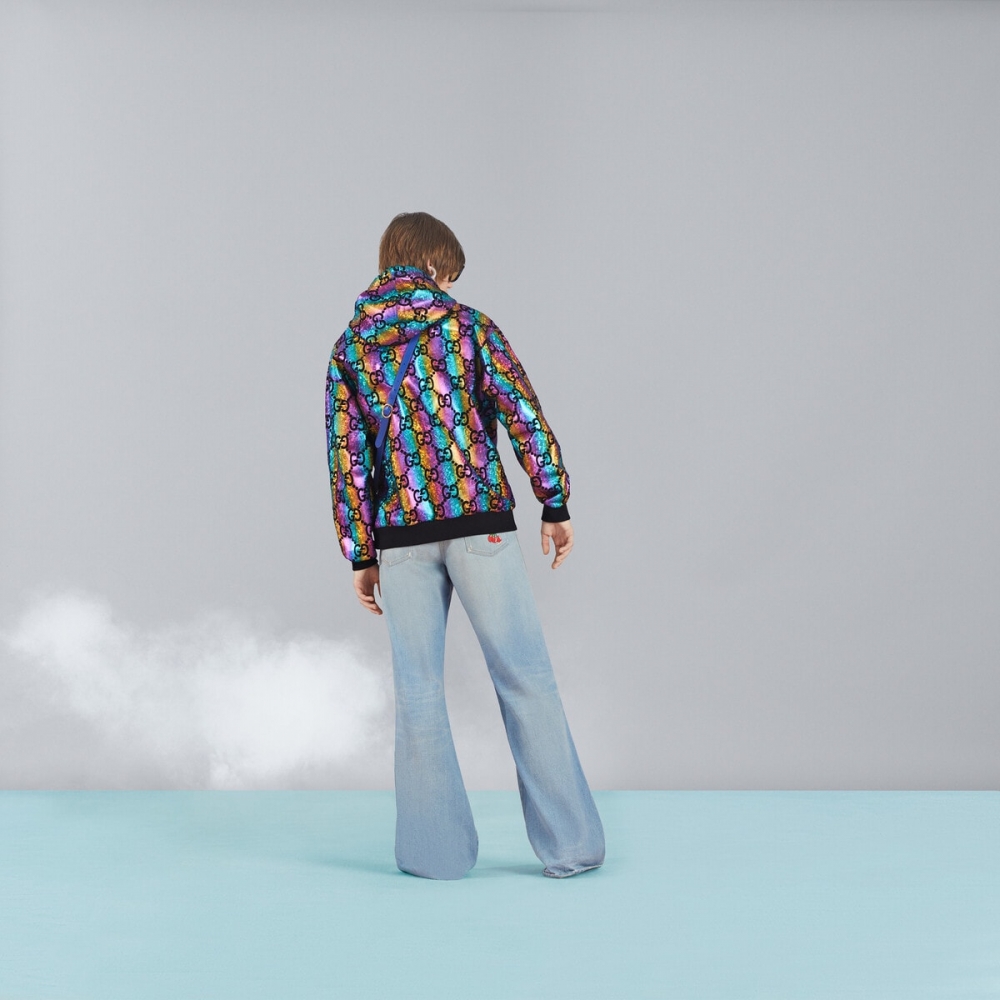 印有字母組合的七彩上衣