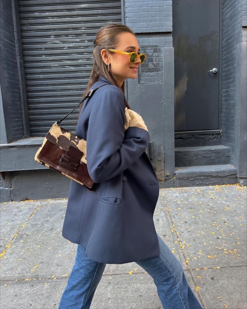 有色鏡片的墨鏡很適合復古風。