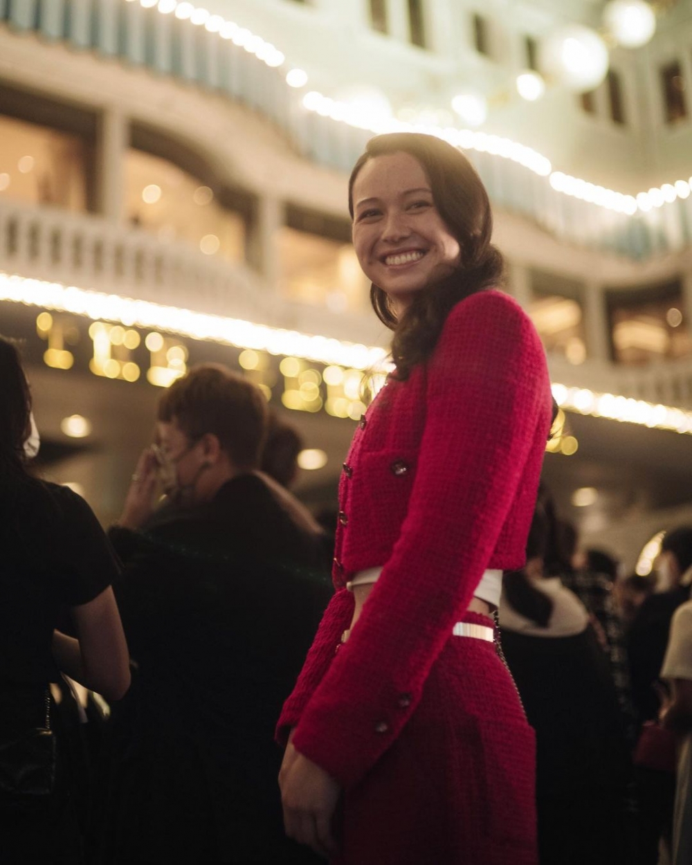 奧運獎牌得主何詩蓓盛裝前往欣賞。