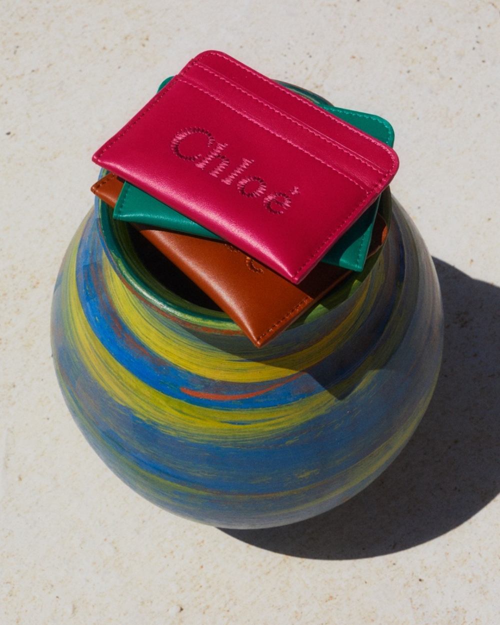 近日品牌們一一釋出新款的卡夾。