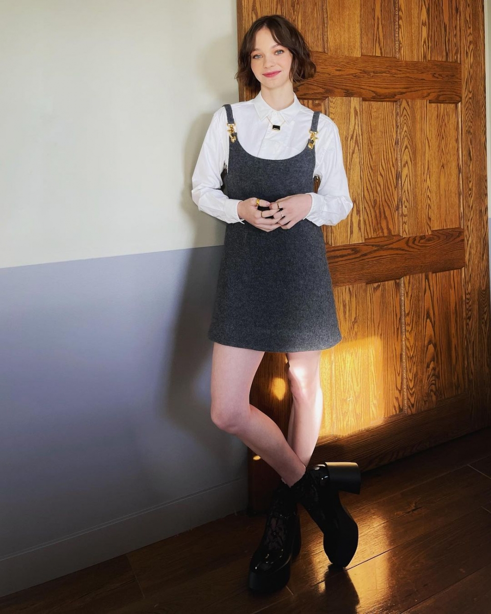 身穿吊帶裙的Emma Myers。