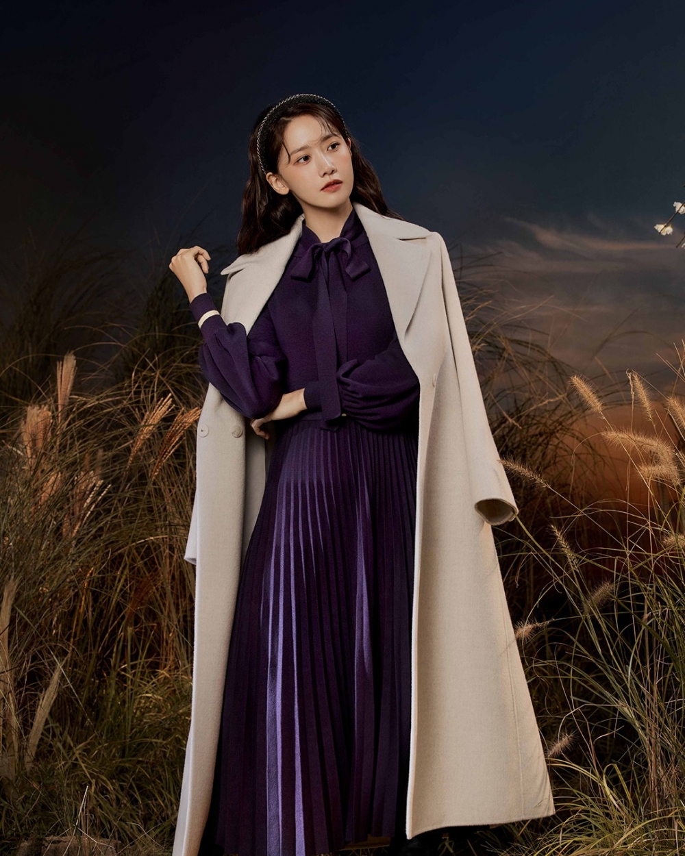 把大衣披在肩上給人一種女強人的感覺。