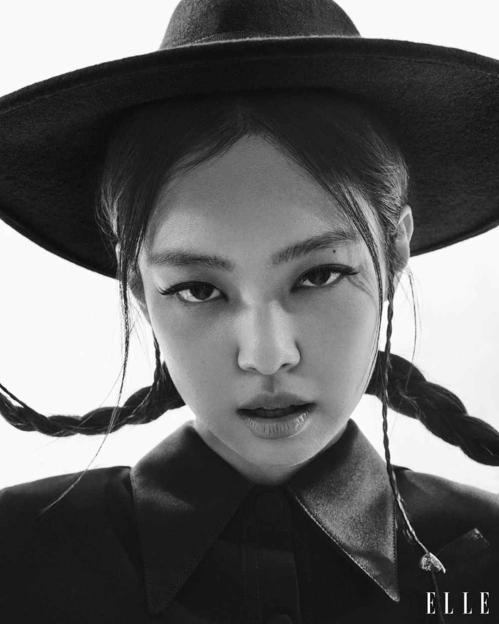 綁上雙辮子戴上寬大帽子增添Jennie少女氣質