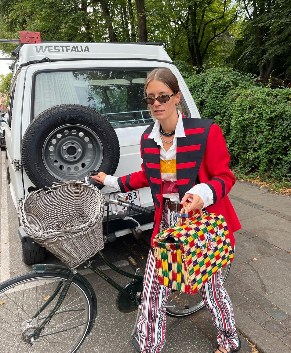 穿上多彩的顏色也依舊相當和諧。