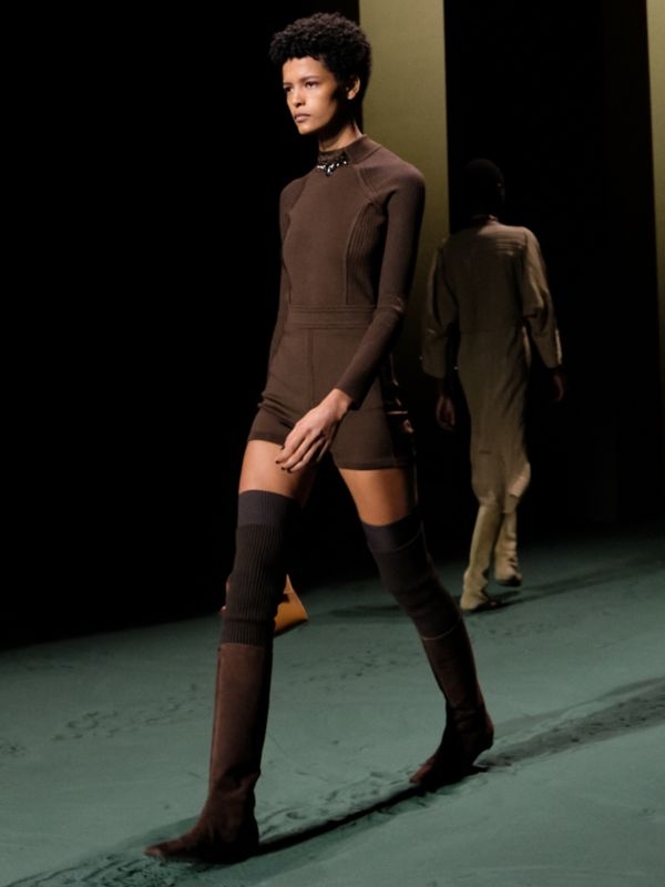 愛馬仕手袋一顆能完美點綴於各造型。