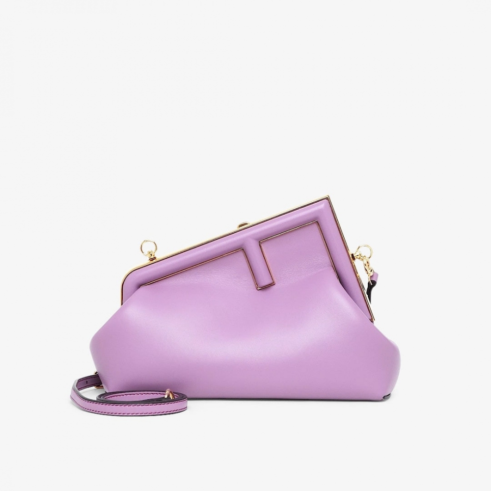 Fendi First手袋配有特大金屬F開合扣