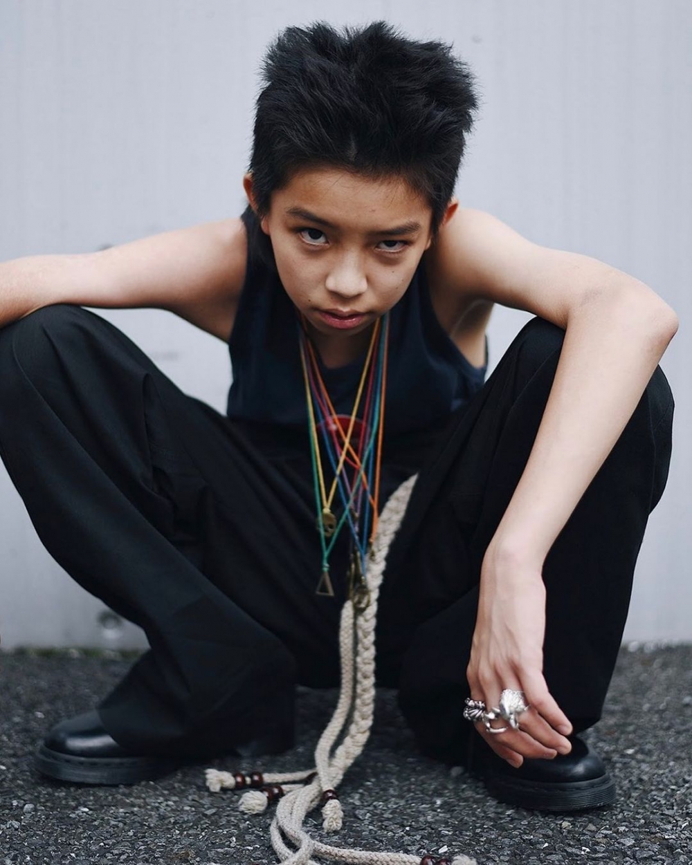 YOSHI極具態度的外型和穿搭品味擄獲不少粉絲