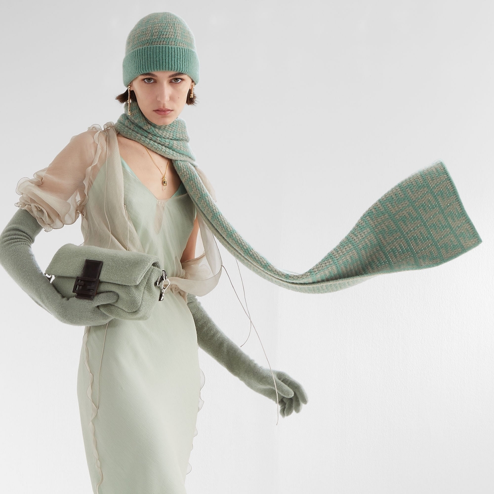 模特兒演繹FENDI Master Key Necklace。