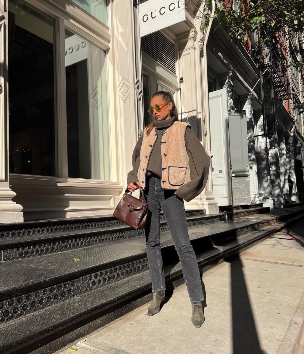 像她這般穿搭，能拉長腿的比例。