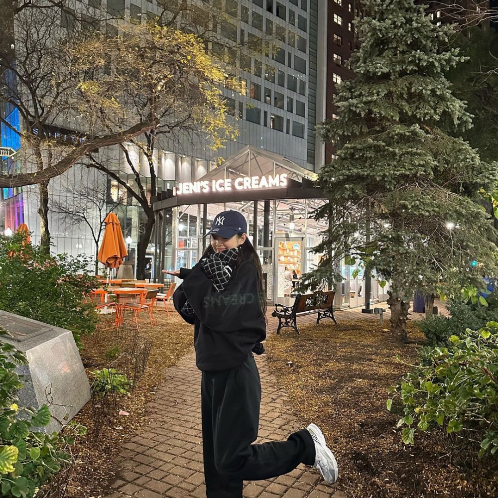 Jennie近日在社群上分享了穿戴圍巾的照片。