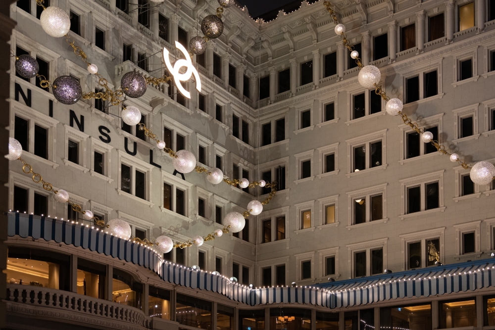 珍珠與經典的CC Logo點綴著酒店的牆面。