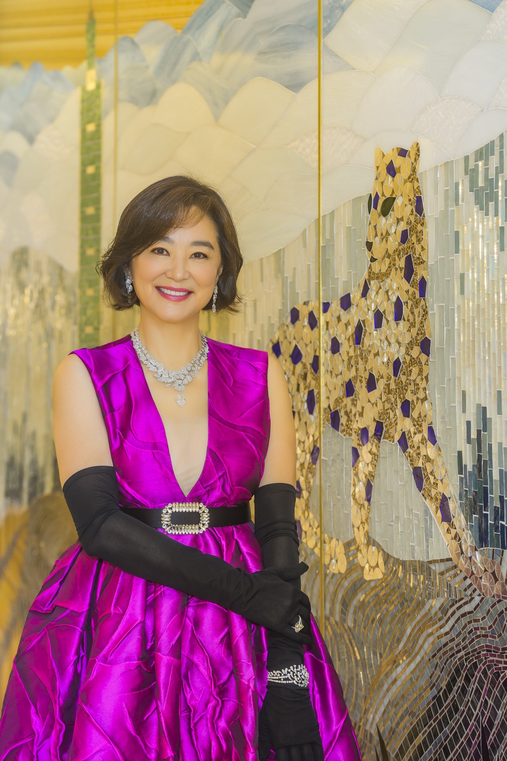 鑽石項鏈很適合她。