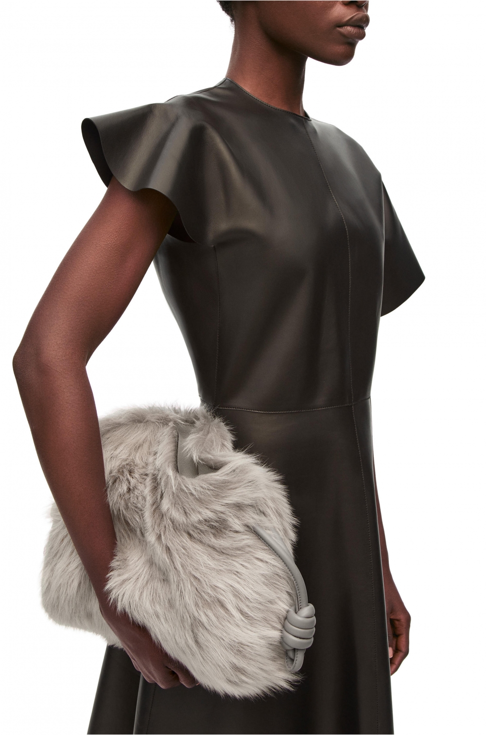 LOEWE推出了限時減價區。