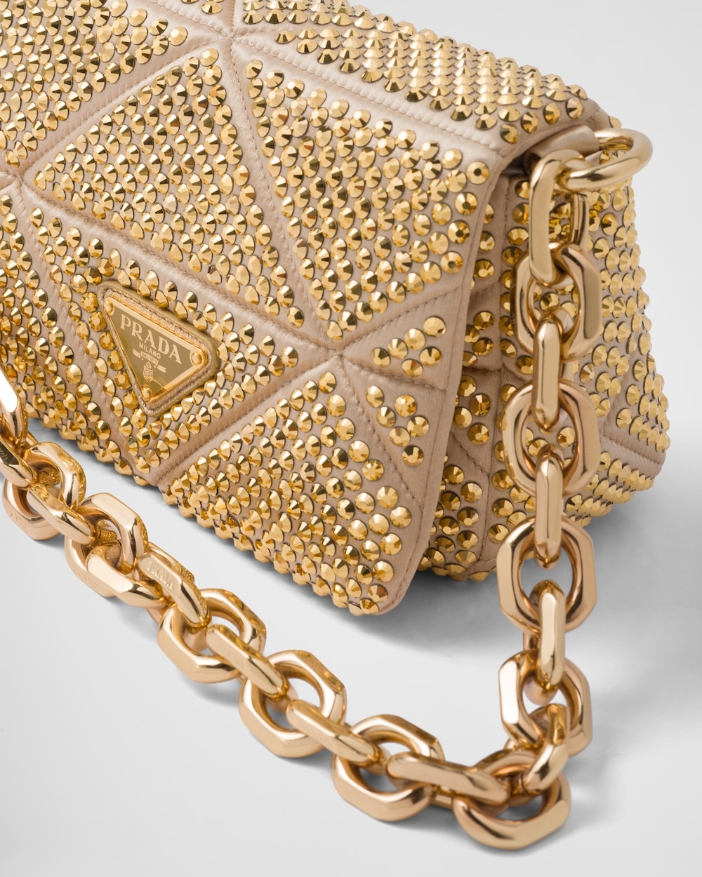 綴以滿版水晶裝飾形成獨一無二的虹彩光影效果是一大特色