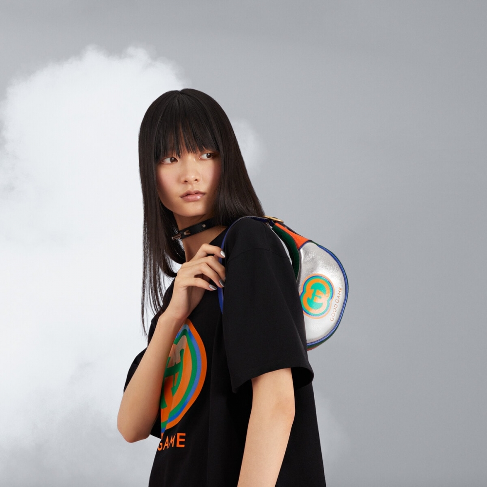 新月型手袋帶有Gucci Good Game標誌