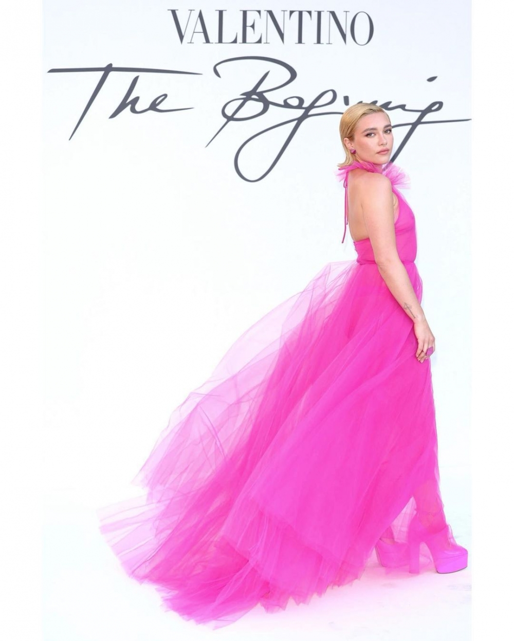 Florence Pugh出席《別擔心親愛的》首映式身穿Valentino引熱議