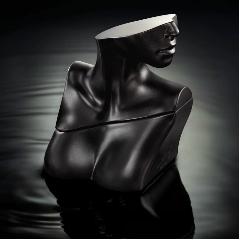 以優美的線條帶出對於香氛的曖昧想像