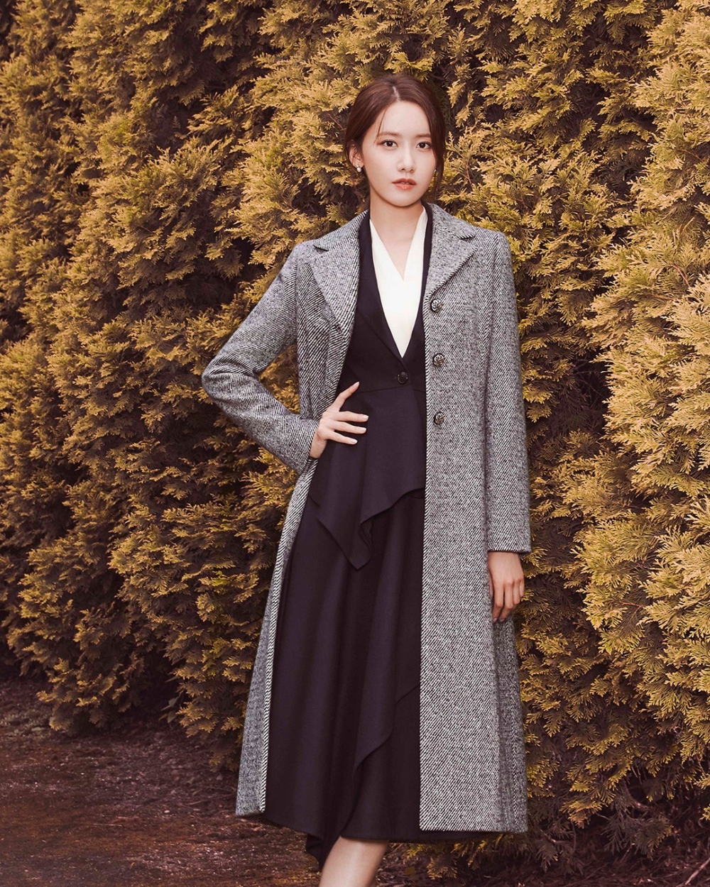 黑灰白的穿搭也能用在冬季大衣上。