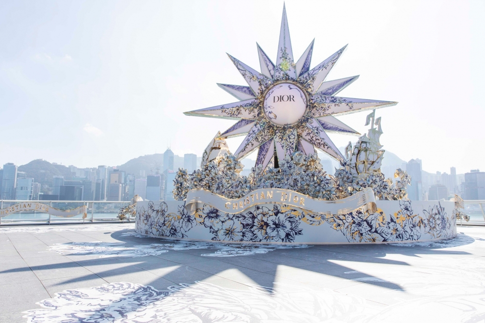 這聖誕裝置真是華麗奪目。